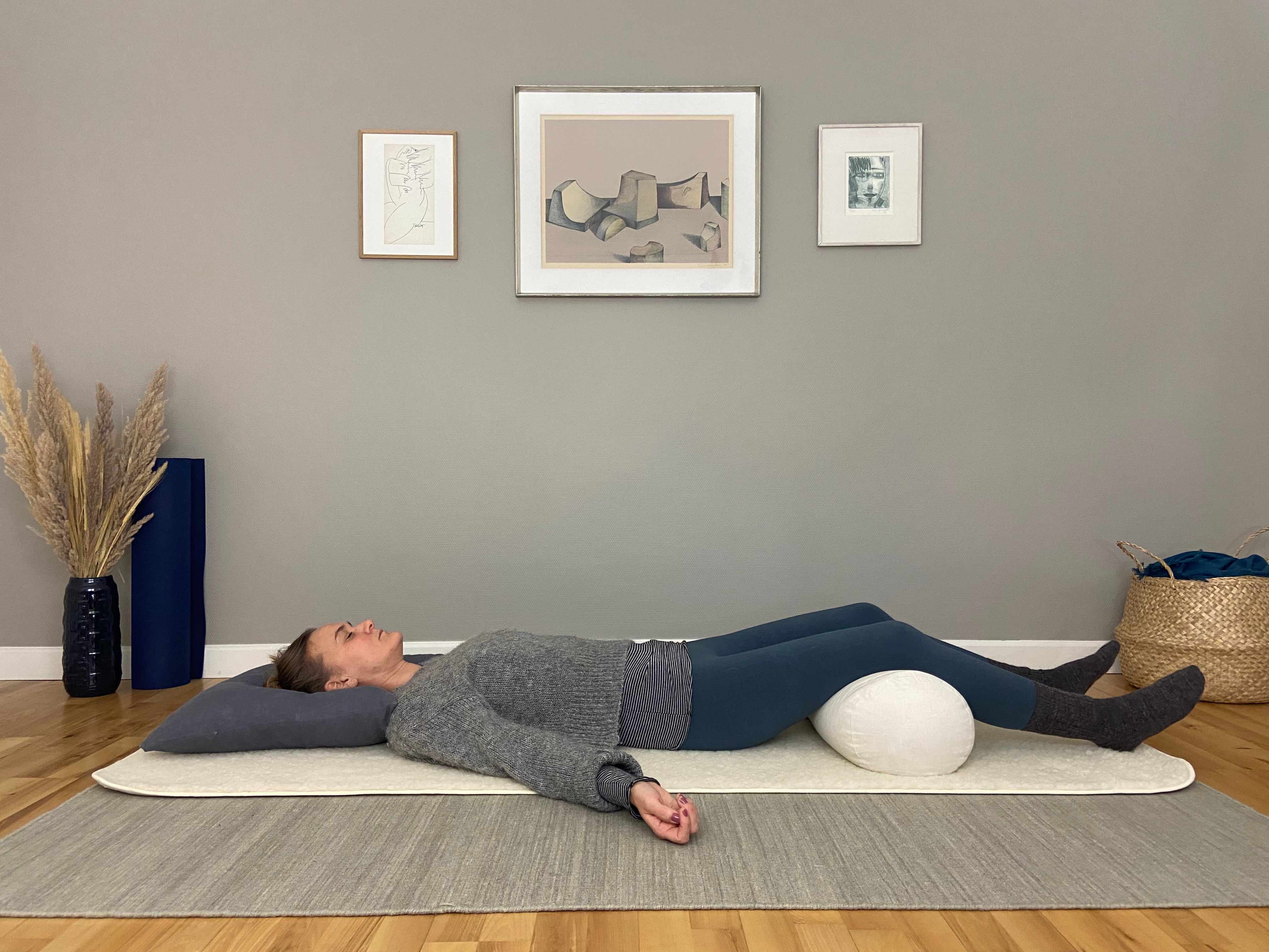 50 min. guidet restorativ yoga sekvens for travlhed & stress